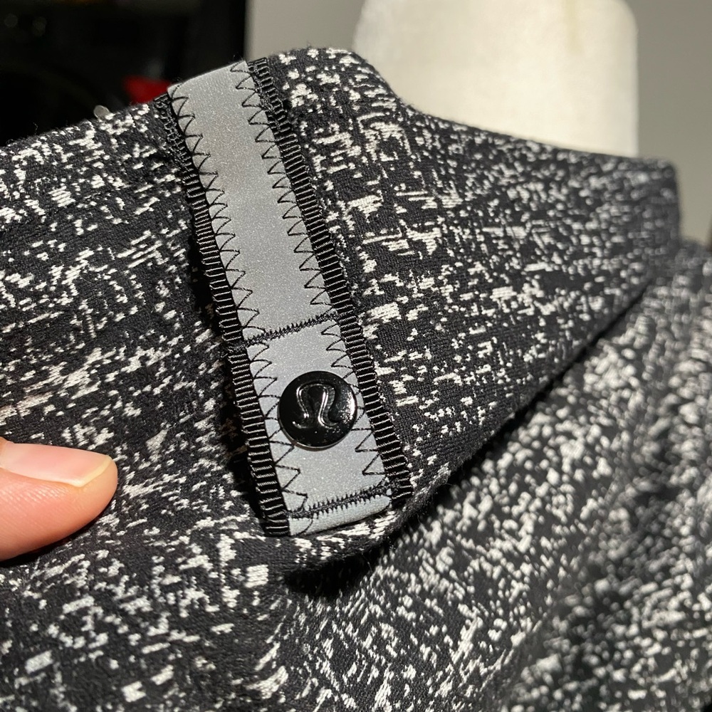 Lululemon Vinyasa Wrap Running Luon Suited‎ Jacquard White Black Sweater Cape - Picture 8 of 8
